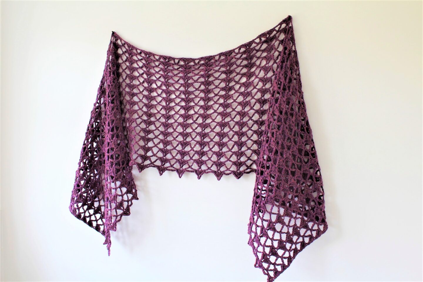 Free crochet shawl pattern with lace detail