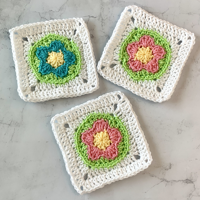 Flower grannay square by https://www.ravelry.com/patterns/library/flower-granny-squares