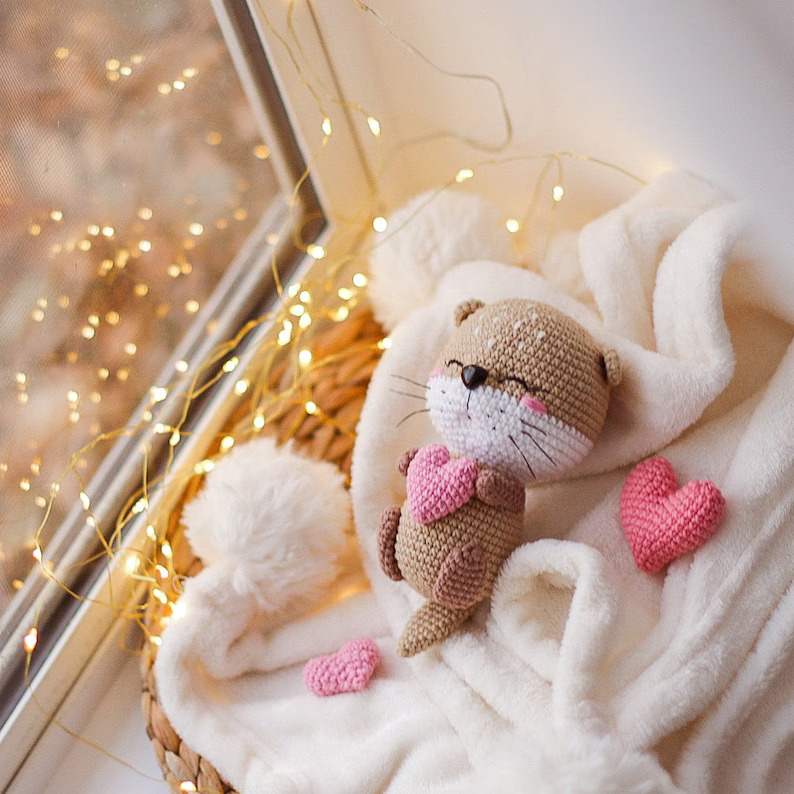 Valentine’s Day amigurumi animal toy otter with heart