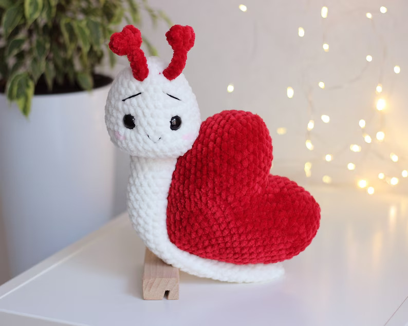 Valentine snail crochet pattern